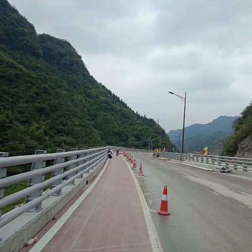 威海乳山（shān）市金牛山路防撞護欄工程